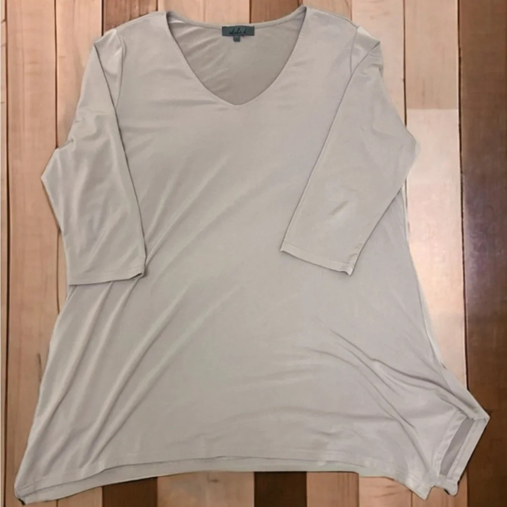 Alisha.d Tan shark hem flowy blouse